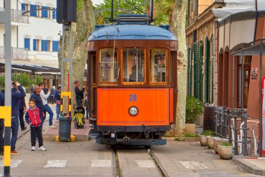 Port de Soller - Mayorka - İspanya - Nisan 2019: Majorca 'dan gelen tren hattın son durağına girdi