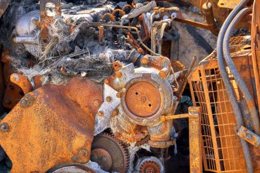 Ağır Güneş Işığı Altında Yanmış ve Paslı Endüstriyel Makine