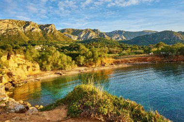 Playa Cala Camp Vells 'de gün batımı veya Ca los Cans, Alcudia Körfezi' ndeki Colonia de Sant Pere ve Betlem kasabaları arasında yer alan küçük bir koydur.