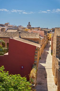 Eski Alcudia şehrinin sokakları Güneşli bir bahar günü, Mayorka adası, İspanya
