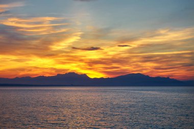 Formentor Burnu ve Dağ Zinciri İspanya üzerinde Gün Batımının Panoramik Manzarası