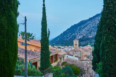 Blue Hour 'daki Carrer del Calvari' de tipik eski evler ve Palma Mallorca İspanya adasındaki Pollena eski köyü
