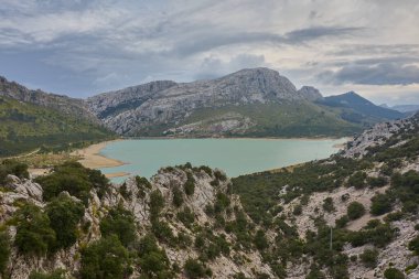 Serra de Tramuntana dağlarında büyükelçilik Bulutlu bir bahar gününde Mallorca İspanya