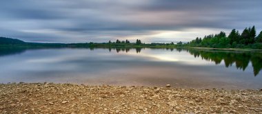 Bulutlu bir günde kurak bir günde Stone Beach Bonnevaux 'nun üzerinde ağır bulutlar ve ayrıca Bouverans Bonnevaux Franche Kontu Lac de l' Entonnoir olarak da bilinir.