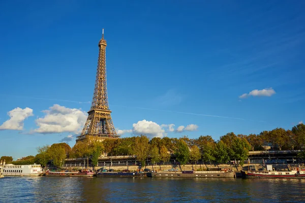 Seine Nehri 'ndeki bir tekneden alınan Eyfel Kulesi