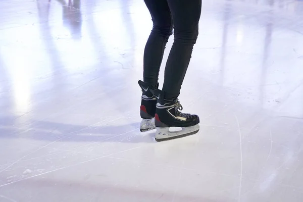 一个女人在溜冰场上滑冰的腿 — 图库照片