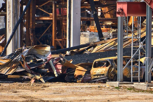 Maskiner Och Brända Byggkvarlevor Sågverksbrand — Stockfoto