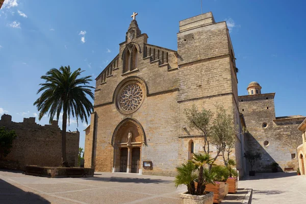 スペイン マヨルカ島の旧市街Alcudiaの教会サンジューム — ストック写真