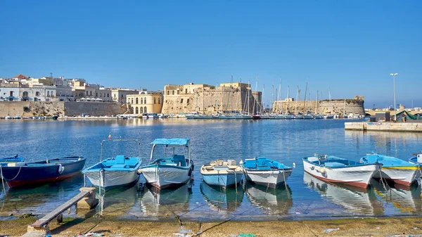 Typisch Zuid Italië Visserijboten Haven Van Gallipoli Zitten Voor Het — Stockfoto