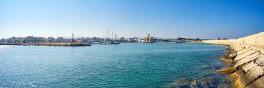 Villanova Şatosu ve Limanı Villanova 'da güneşli bir günde İtalya' da bir Mare Ostuni Puglia