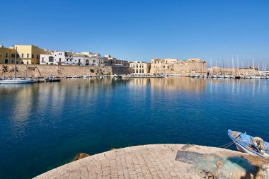 Güneşli ve sıcak bir sonbahar gününde Gelibolu 'nun Liman Girişi ve Ortaçağ Şatosu