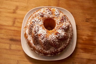 Fransa 'nın Alsace bölgesinde geleneksel bir tabak olarak servis edilen tahtanın üzerindeki şekerle güçlendirilmiş Kugelhopf keki.