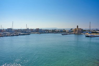 Villanova Şatosu ve Limanı Villanova 'da güneşli bir günde İtalya' da bir Mare Ostuni Puglia
