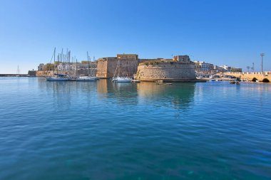 Old Harbour Gelibolu Puglia İtalya çevresindeki Il Rivellino Kalesi ve Gelibolu Kalesi