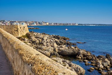 Gelibolu Puglia İtalya 'da Parlak bir Gününde Renkli Evleri olan Sahil Kenti