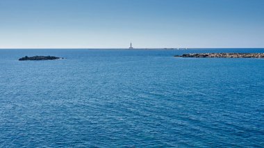 Isola del Campo 'da (Tarla Adası) ve Gelibolu Puglia İtalya' da güneşli bir günde deniz feneri manzarası