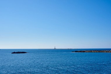 Isola del Campo 'da (Tarla Adası) ve Gelibolu Puglia İtalya' da güneşli bir günde deniz feneri manzarası