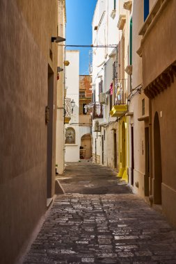 Güneşli bir günde Puglia İtalya 'da Eski Şehir Gelibolu' nun Tipik Sokakları
