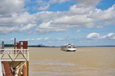 Güzel bir yaz gününde Garonne Nehri 'nde Gemi Gezisi