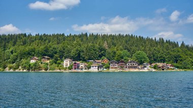 Saint Point Gölü 'nün sol kıyısında yer alan Port Titi A Little Hamlet Doubs France' ın panoramik görüntüsü, Port-Titi geçen yüzyılın başında bir grup balıkçı arkadaş tarafından inşa edildi.