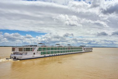 Güzel bir yaz gününde Garonne Nehri 'nde Gemi Gezisi