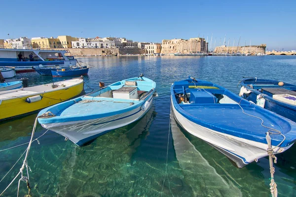 Tipikus Dél Olaszországi Halászhajók Gallipoli Kikötőjében Ülnek Középkori Vár Előtt — Stock Fotó