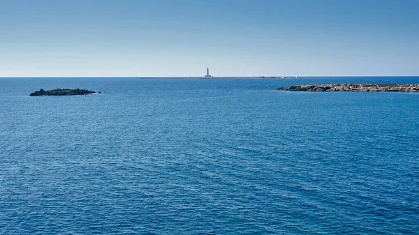 Isola del Campo 'da (Tarla Adası) ve Gelibolu Puglia İtalya' da güneşli bir günde deniz feneri manzarası