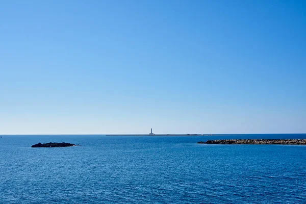 Isola del Campo 'da (Tarla Adası) ve Gelibolu Puglia İtalya' da güneşli bir günde deniz feneri manzarası