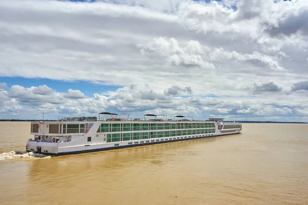 Güzel bir yaz gününde Garonne Nehri 'nde Gemi Gezisi