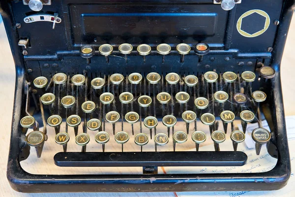 Vintage Schrijfmachine Typemachine Een Houten Tafel — Stockfoto