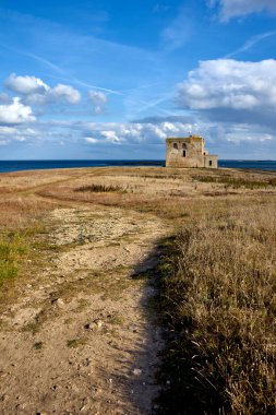 İtalya 'nın Apulia kıyıları boyunca uzanan Doğal Rezerv' ün ortasında, XVI Antik Savunma Kulesi Torre Guaceto