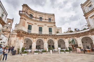 Martina Franca Apulia İtalya Kasım 2019: Turistler ve Yerel Halk, yağmurlu bir günde Apulia 'nın ilgi odağı olan Piazza Plebiscito' nun etrafında toplandı, İtalya Puglia