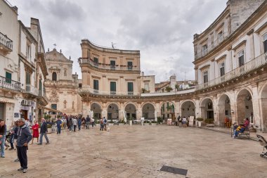 Martina Fransa 'daki Piazza Plebiscito, yağmurlu bir günde Apulia' nın ilgi odağı, İtalya Puglia