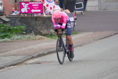 Saint Germain - Bourgogne Franche Comte - Fransa - 19 Eylül 2020: Rigoberto Uran - EF Pro Bisiklet Takımı, Fransa Bisiklet Turu 2020 'deki son aşamadan sonra, bisiklet yarışı sahnesi 20, Lure - La Planche des Belle Filles (36 km Tim)