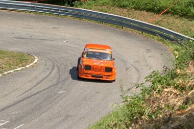 Vuillafans Echevannes Bourgogne Franche Fransa Kontu Haziran 2019 Simca 1000 Rallye 2, Fransız Tepesi Tırmanış Şampiyonası 'nda U dönüşü yapıyor.
