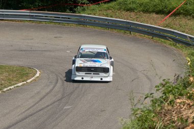 Vuillafans Echevannes Bourgogne Franche Fransa Kontu Haziran 2019 Ford RS 2000 Fransız Tepesi tırmanış şampiyonu Bruno BLANCHARD 'da U dönüşü yapıyor