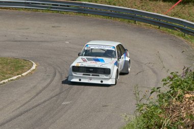 Vuillafans Echevannes Bourgogne Franche Fransa Kontu Haziran 2019 Ford RS 2000 Fransız Tepesi tırmanış şampiyonu Bruno BLANCHARD 'da U dönüşü yapıyor