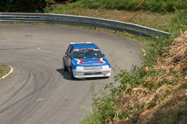 Vuillafans Echevannes Bourgogne Franche Fransa Kontu Haziran 2019 Peugeot 205 Fransız Tepesi Tırmanma Şampiyonası 'nda U dönüşü yapıyor.