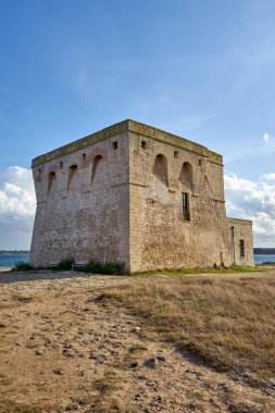 İtalya 'nın Apulia kıyıları boyunca uzanan Doğal Rezerv' ün ortasında, XVI Antik Savunma Kulesi Torre Guaceto