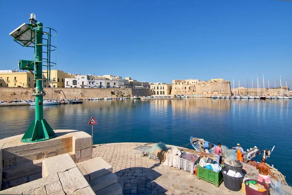 Gallipoli Apulia Włochy Październik 2019 Włoscy Rybacy Sprzątają Swój Sprzęt — Zdjęcie stockowe