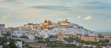 Ostuni beyaz şehir siluetinin panoramik manzarası ve Madonna della Grata kilisesi Brindisi Apulia güney İtalya Avrupa