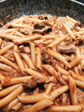 Tirol usulü domuz pastırması. Tüylü makarna tavası fotoğrafı.