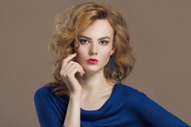 güzel genç kadın takı