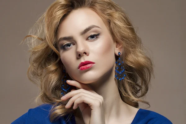 Mooie jonge vrouw in blauwe jurk — Stockfoto