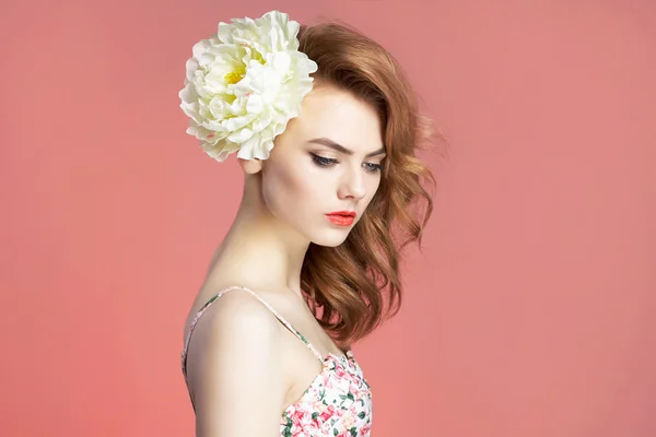 Милая девушка с цветочком в волосах — стоковое фото