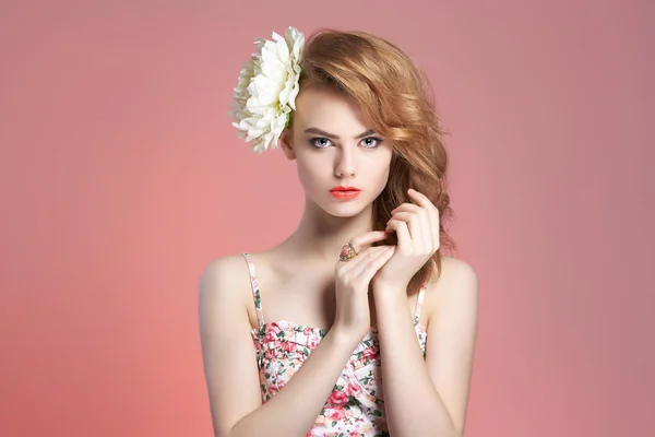 Woman with flower in hair — Stock Photo, Image