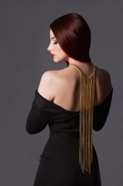 Güzellik kız sırtında bir kolye ile