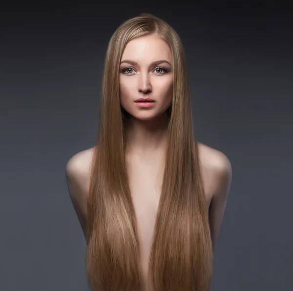 Ragazza sexy con lunghi capelli sani — Foto Stock