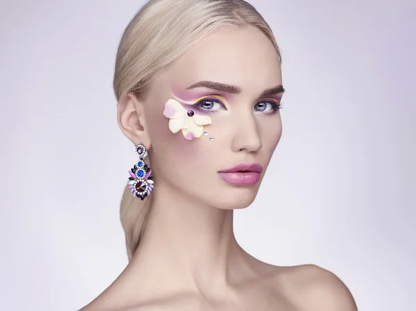 Schöne blonde Mädchen mit Blumen Make-up — Stockfoto