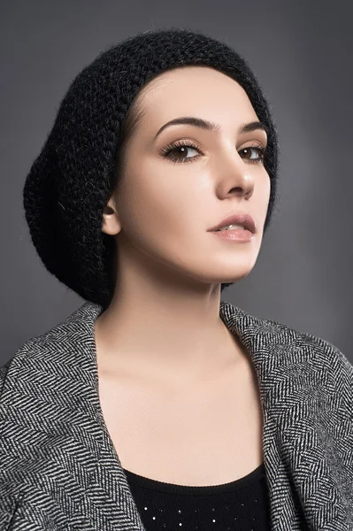 Schöne junge Frau mit Mütze — Stockfoto